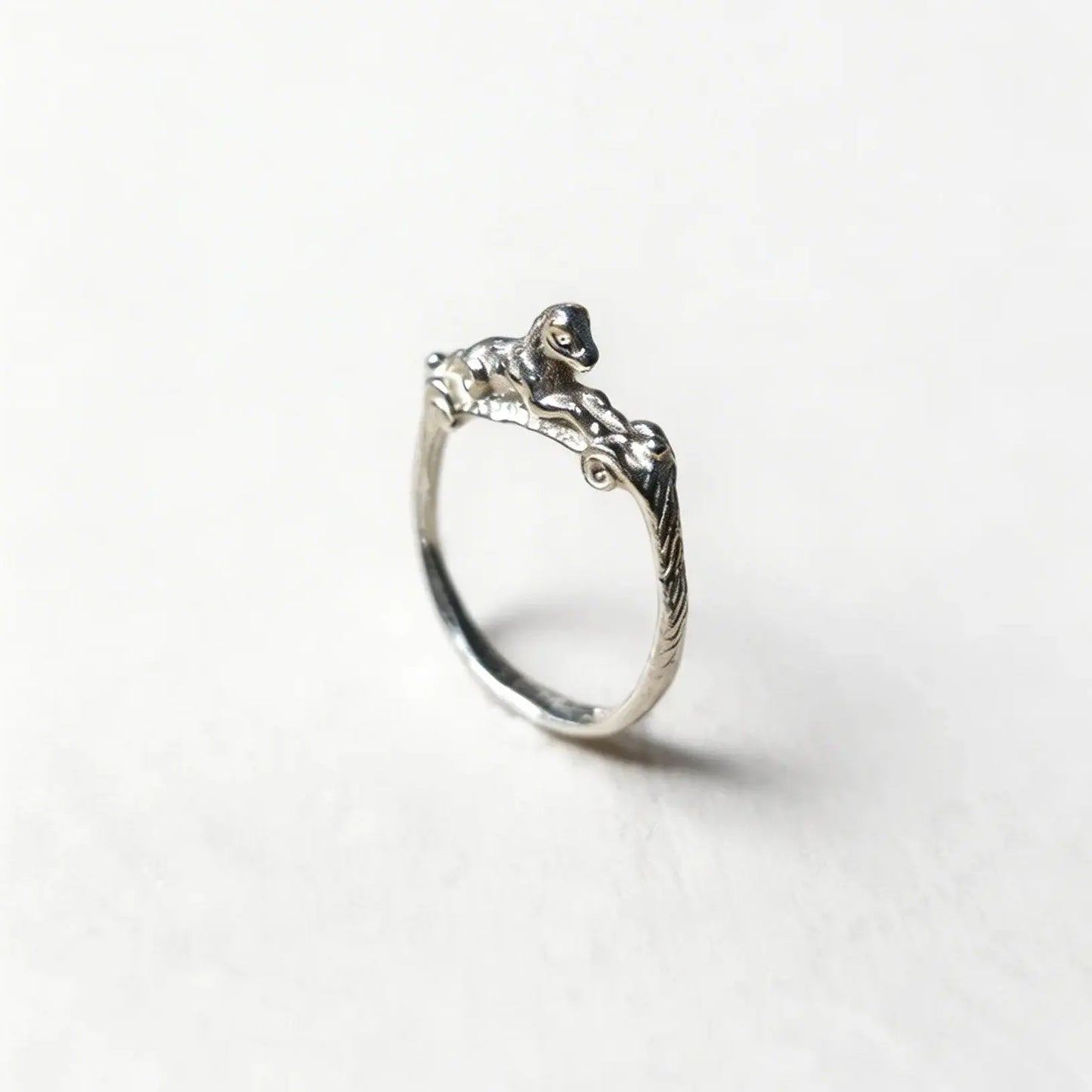 Anello antico dal design organico animalier a forma di cavallo, realizzato in argento 925 lucido argentato, creazione artigianale di alta qualità