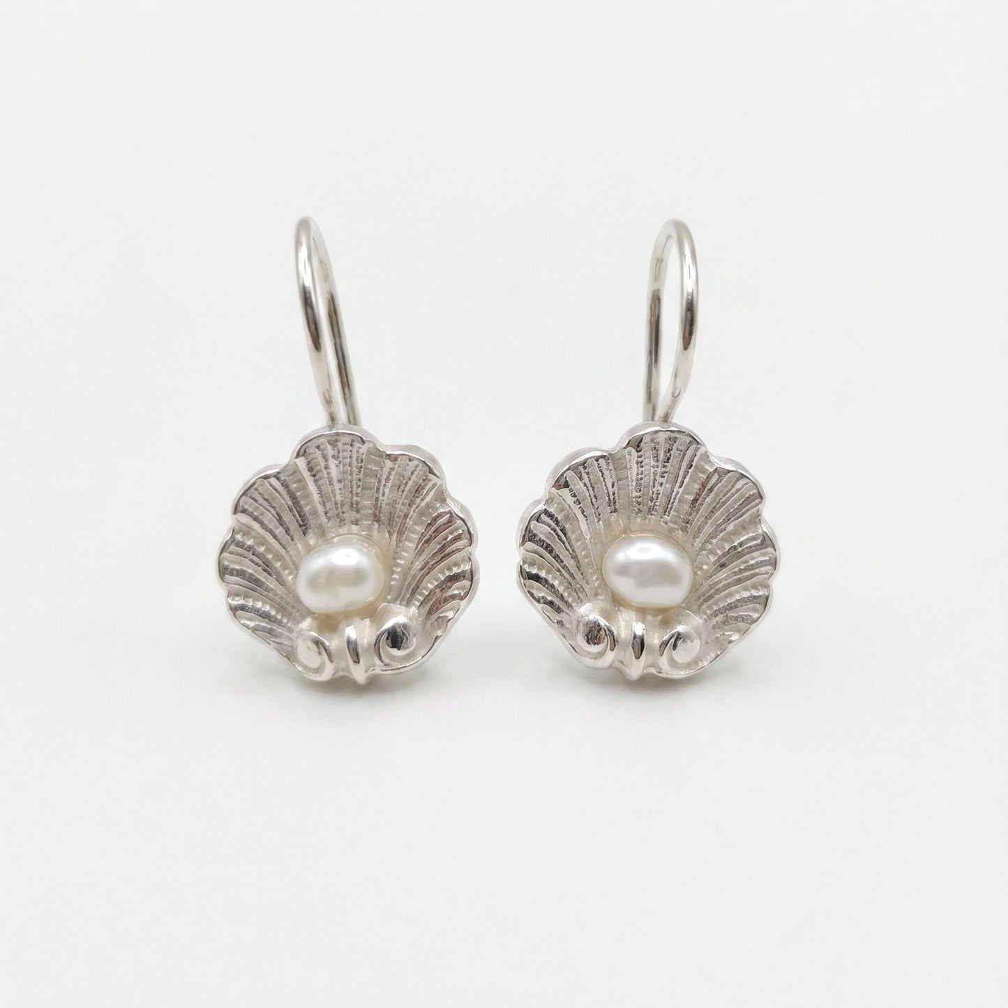 Orecchini artigianali conchiglia in argento e perla vera, gioielli mare made in Italy fatti a mano.