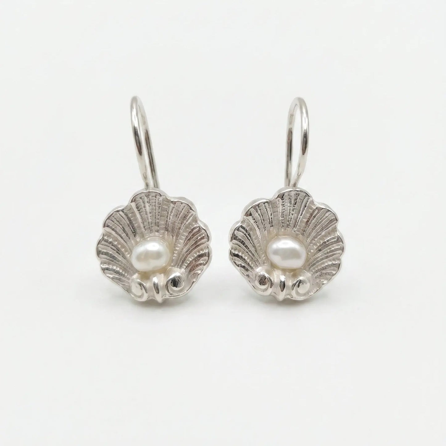 Orecchini artigianali conchiglia in argento e perla vera, gioielli mare made in Italy fatti a mano.