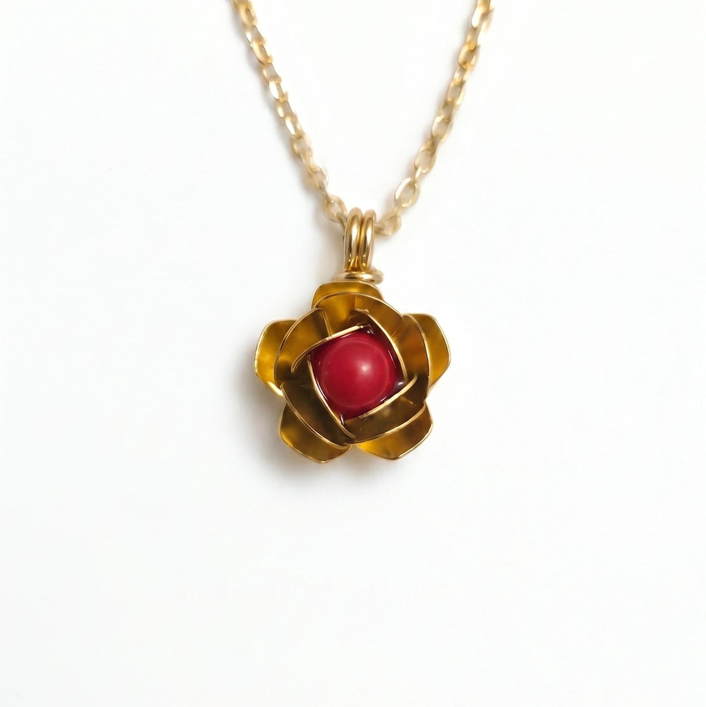 Collana artigianale in argento e bronzo bagnato in oro con pendente a forma di rosa e corallo rosso centrale