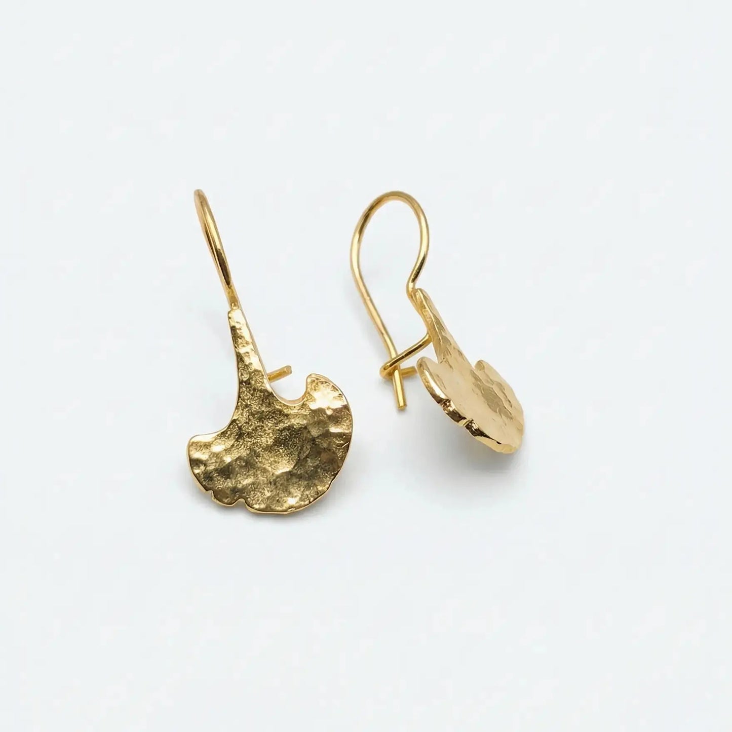 Orecchini handmade in bronzo bagnato oro, forma ginko biloba, vista studio su sfondo bianco retro