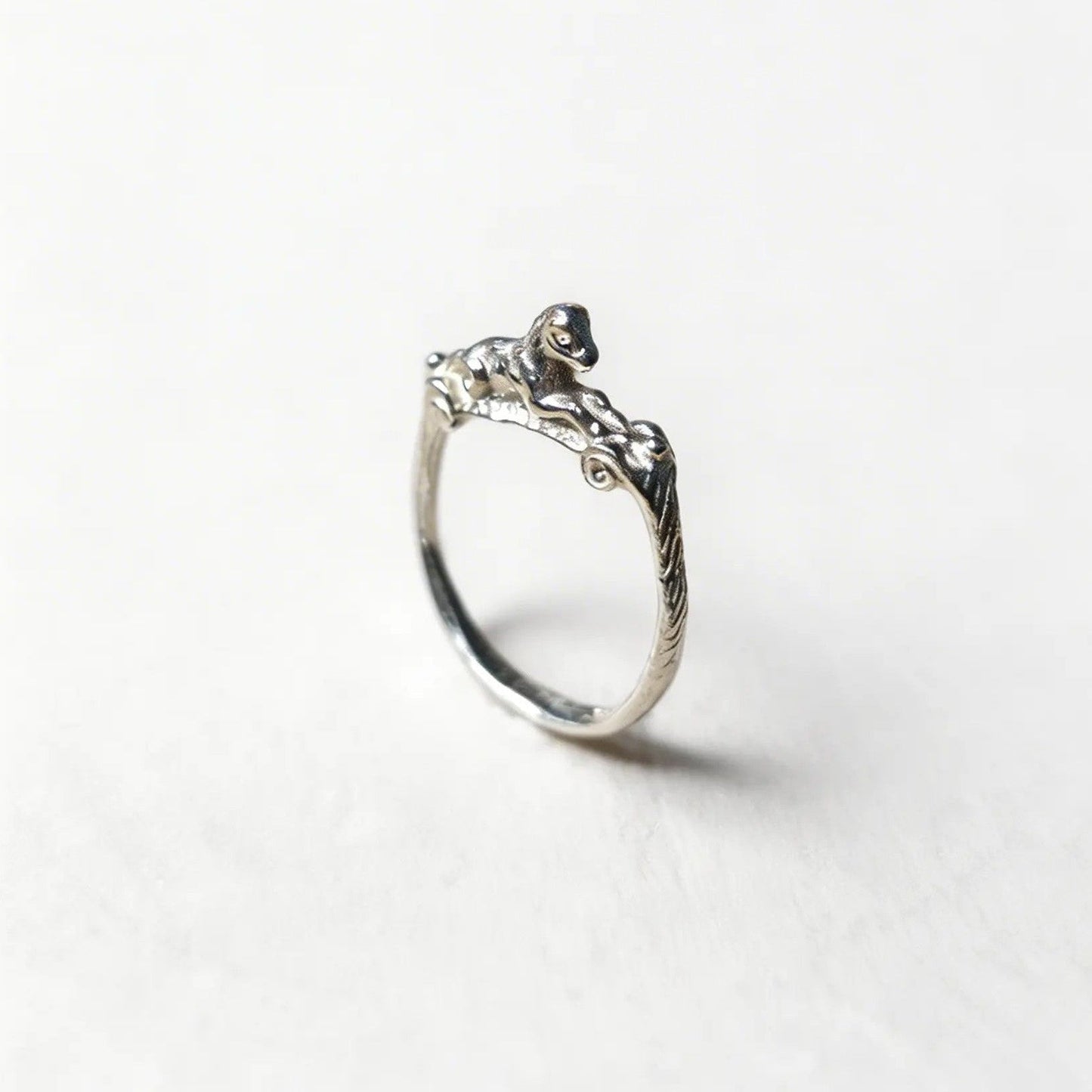 Anello antico dal design organico animalier a forma di cavallo, realizzato in argento 925 lucido argentato, creazione artigianale di alta qualità