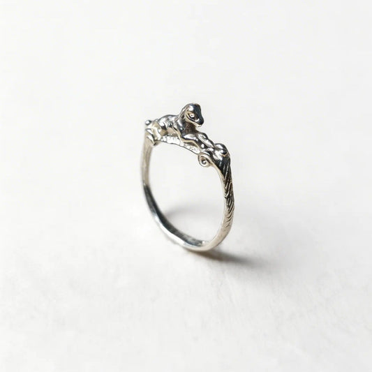 Anello antico dal design organico animalier a forma di cavallo, realizzato in argento 925 lucido argentato, creazione artigianale di alta qualità