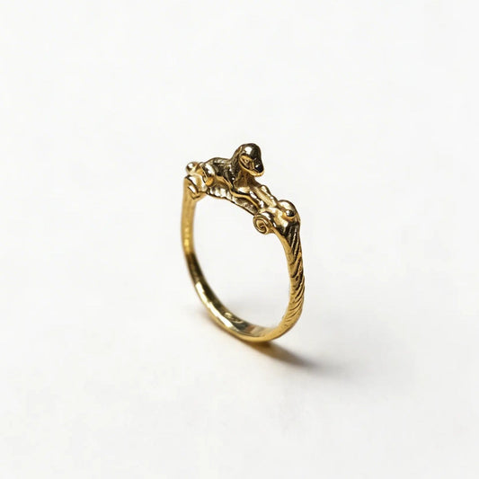 Anello antico dal design organico animalier a forma di cavallo, realizzato in argento 925 lucido dorato, creazione artigianale di alta qualità