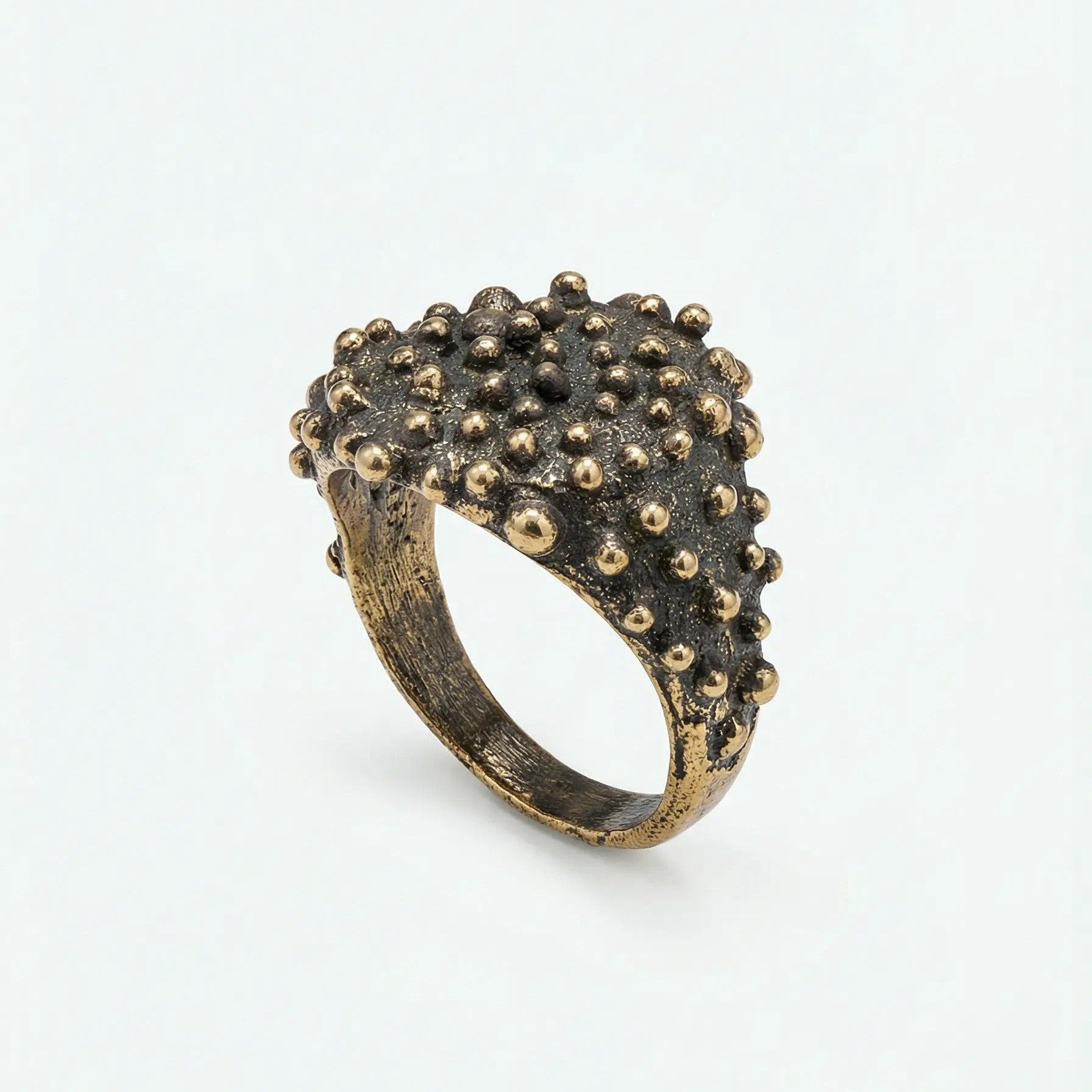 Anello in bronzo dorato e brunito con lavorazione a microsfere in rilievo, gioiello fatto a mano stile contemporaneo