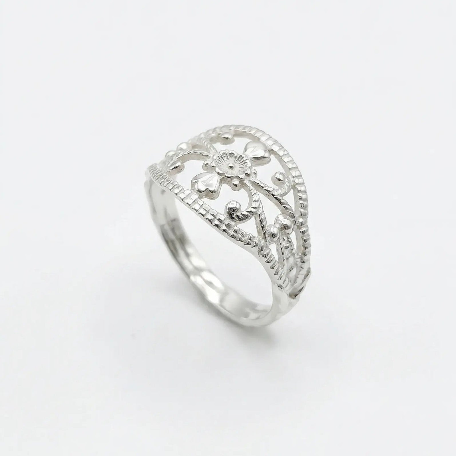 Anello argento 925 filigrana con fiore centrale e motivi intrecciati, design aperto elegante handmade