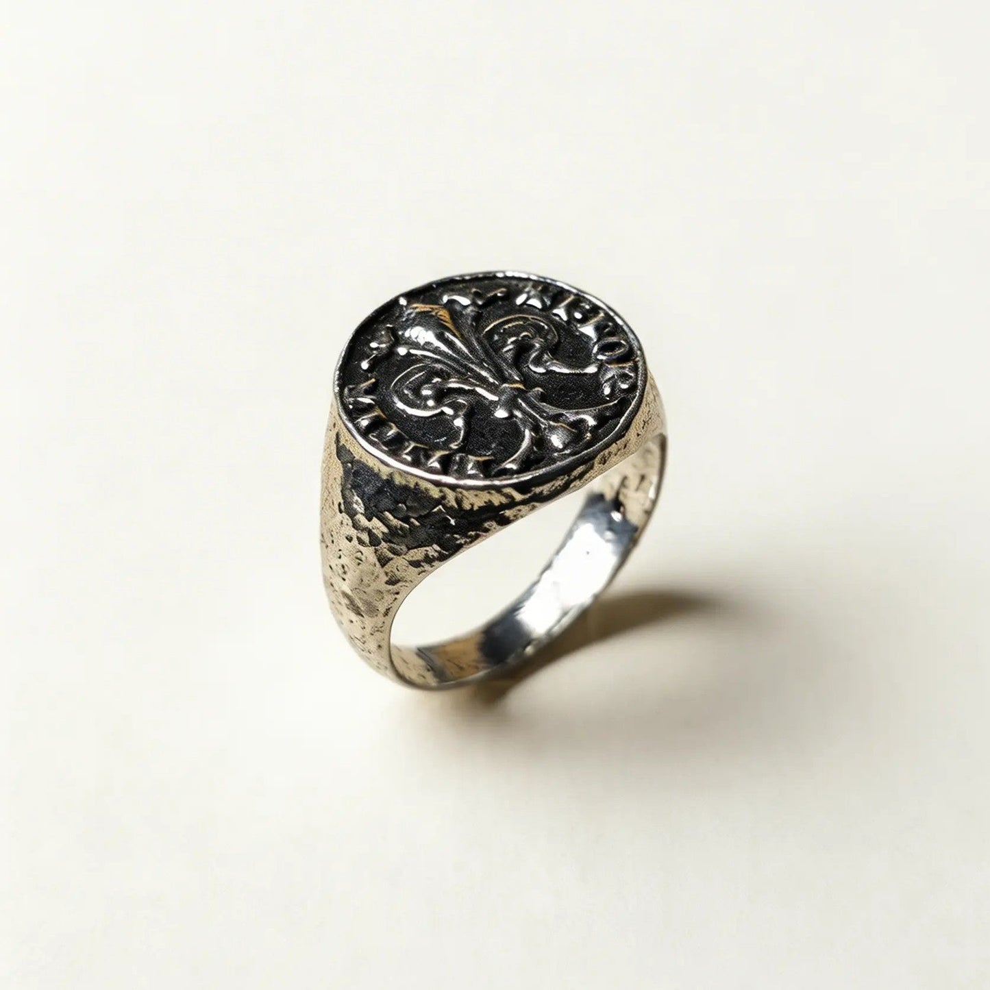 Anello sigillo fiorino moneta in argento 925 brunito, finitura vintage anticata vista di tre quarti
