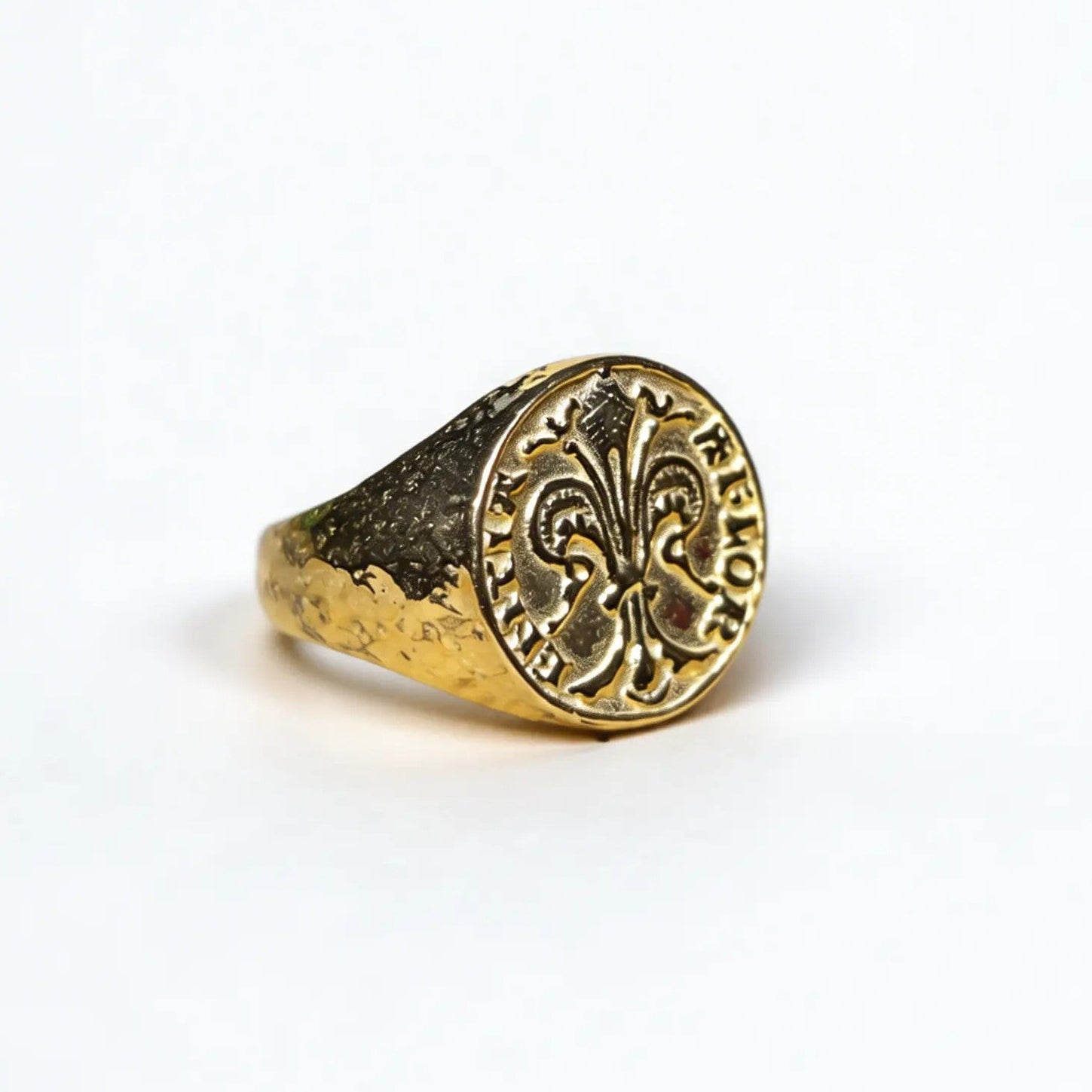 Dettaglio texture martellata anello fiorino placcato oro, design vintage rinascimentale fatto a mano
