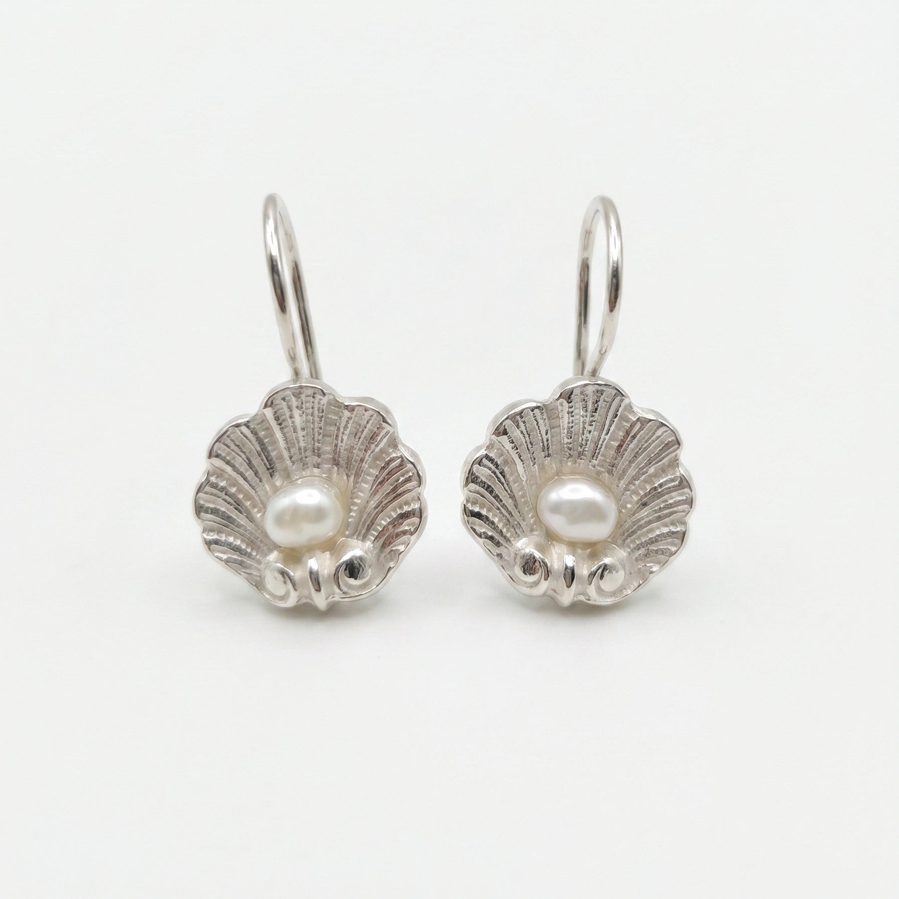 Orecchini artigianali conchiglia in argento e perla vera, gioielli mare made in Italy fatti a mano.