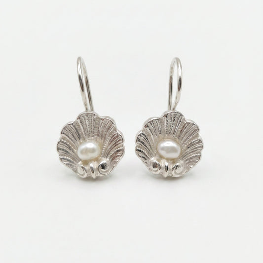 Orecchini artigianali conchiglia in argento e perla vera, gioielli mare made in Italy fatti a mano.