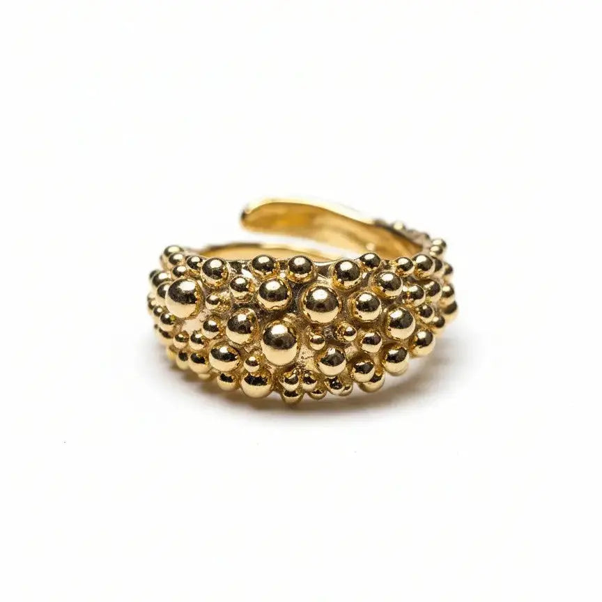 Anello a fascia regolabile in oro dal design organico con texture a microsfere in rilievo, Studio Gioielli E-co.