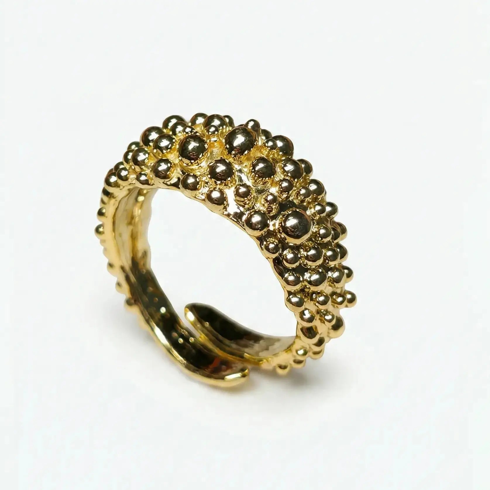 Anello regolabile dorato con superficie a rilievo effetto bolle, gioielleria artigianale Made in Italy, Studio Gioielli E-co.