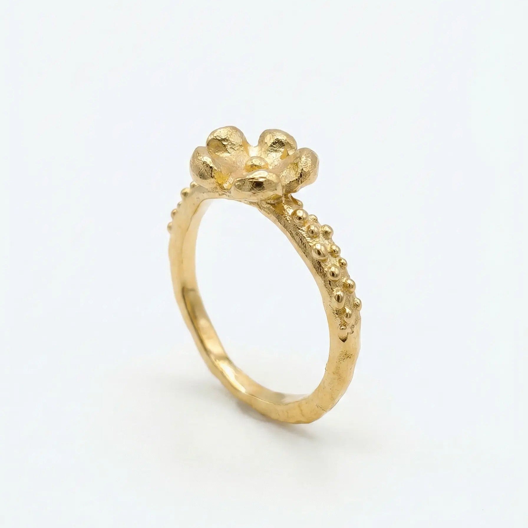 anello fiore dorato in bronzo assonometria su sfondo bianco
