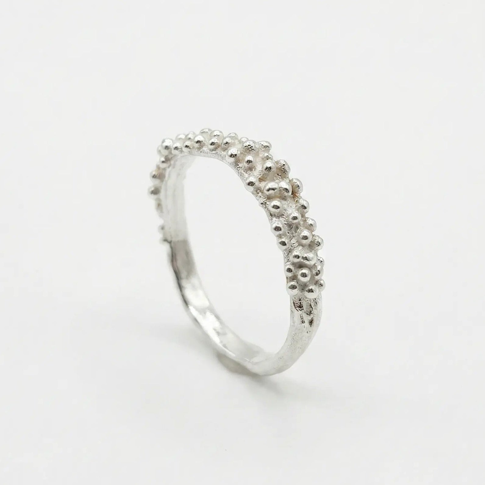Anello in bronzo argentato con texture granulata organica, finitura lucida, design artigianale unico