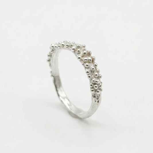 Anello in bronzo argentato con texture granulata organica, finitura lucida, design artigianale unico