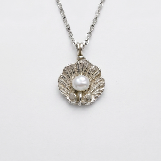 Pendente DEIDDA a conchiglia scanalata in argento con perla naturale, gioiello fatto a mano in Italia.