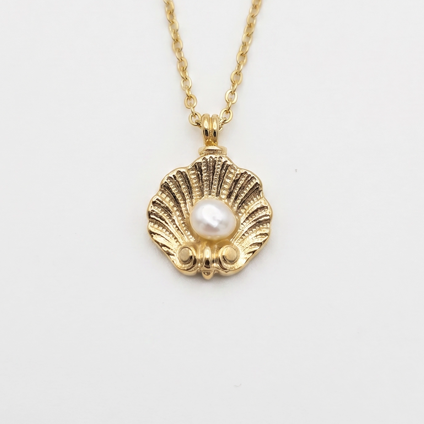 Pendente artigianale DEIDDA a conchiglia bagnato in oro con perla e catenina in argento 925 dorato