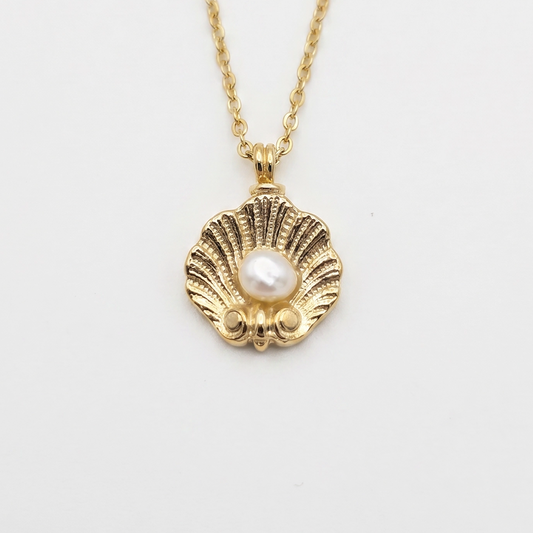 Pendente artigianale DEIDDA a conchiglia bagnato in oro con perla e catenina in argento 925 dorato