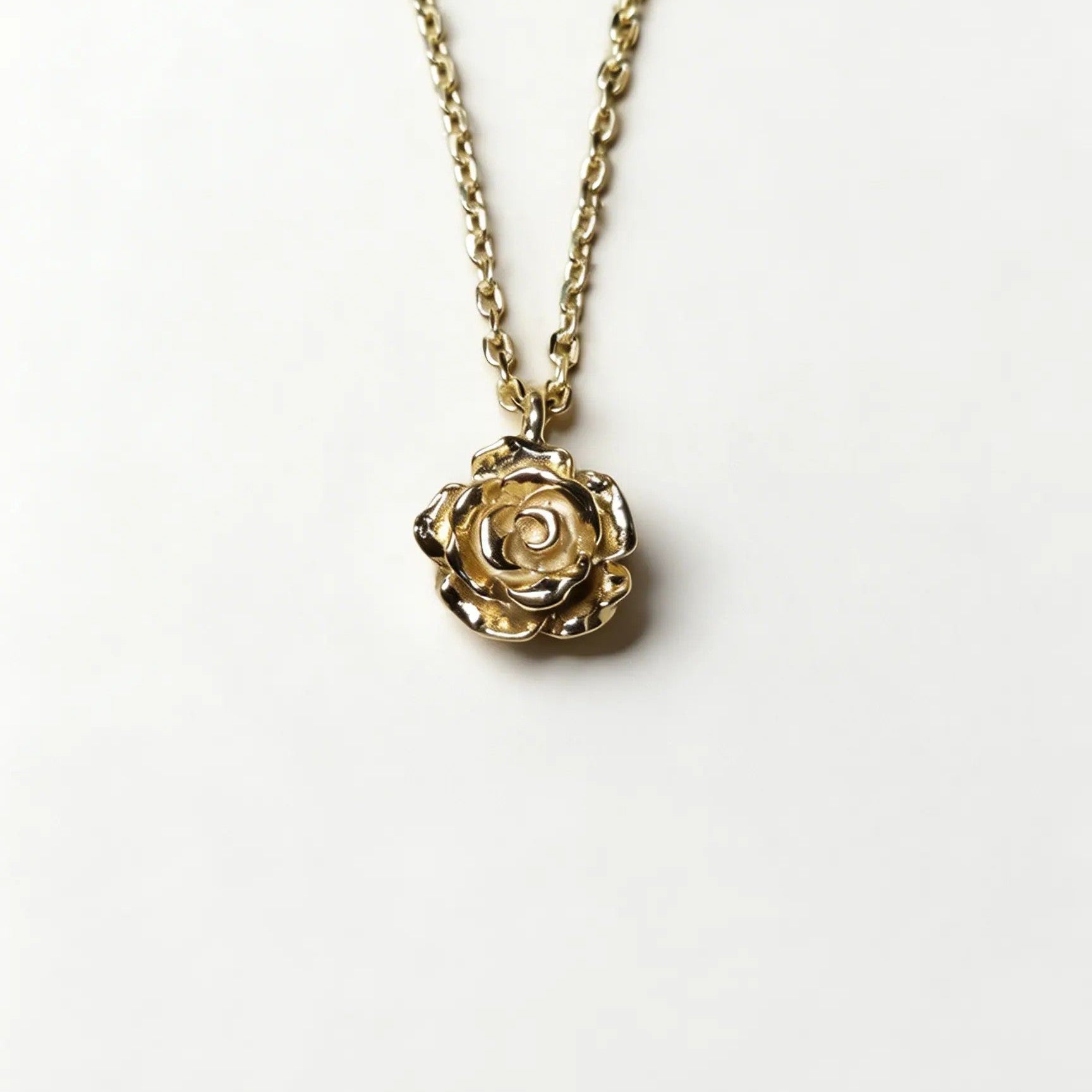 Collana con ciondolo a forma di rosa in argento bagnato oro, gioiello artigianale con dettagli floreali