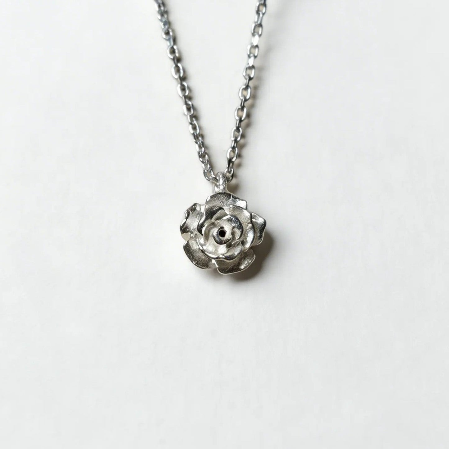 Collana con ciondolo a forma di rosa in argento 925 placcato argento, design floreale elegante e minimalista