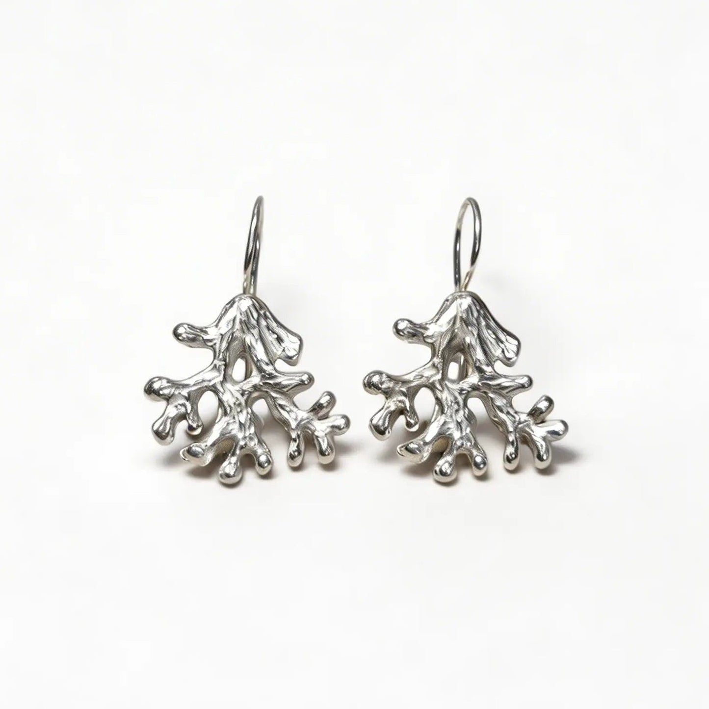 Orecchini piccoli a forma di rametto di corallo in argento 925 lucido, ideali per un look quotidiano elegante