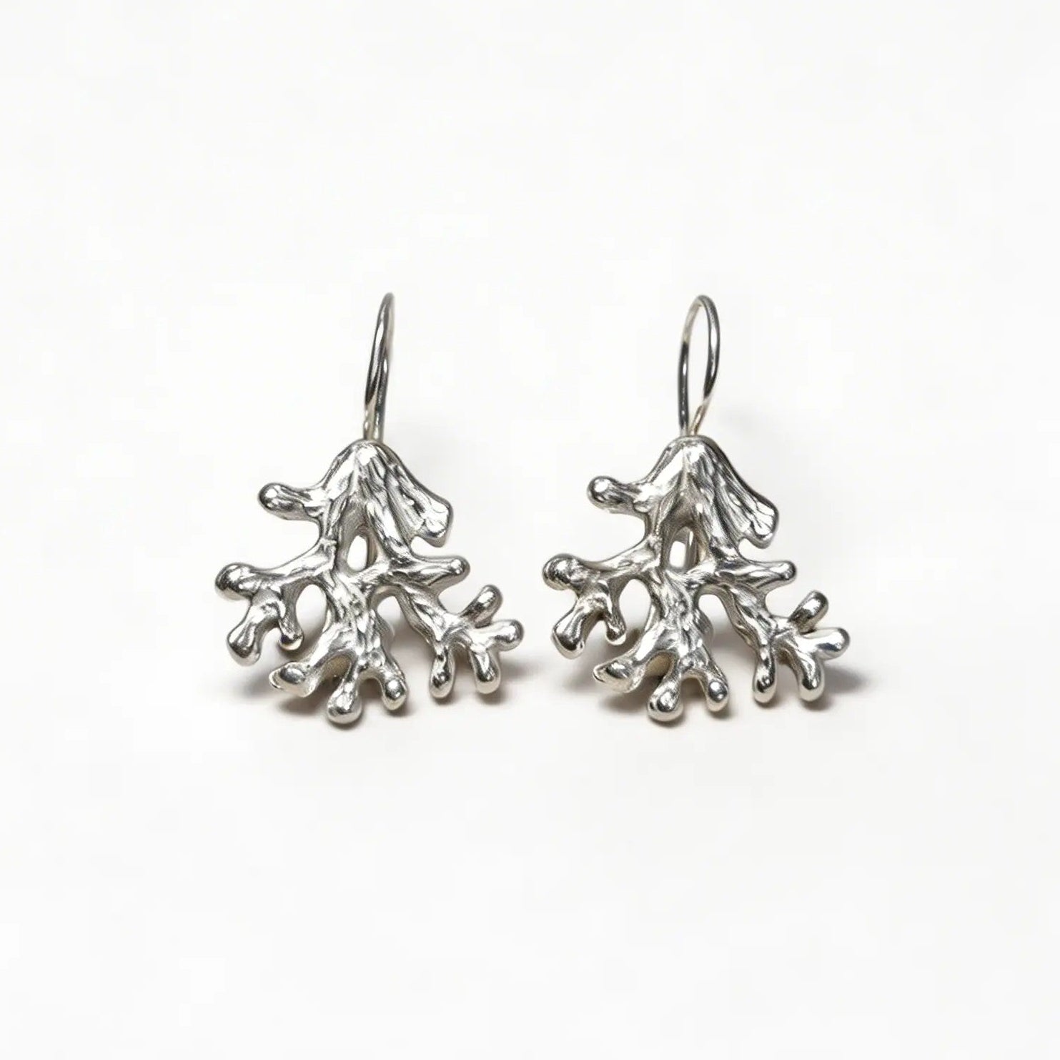 Orecchini piccoli a forma di rametto di corallo in argento 925 lucido, ideali per un look quotidiano elegante