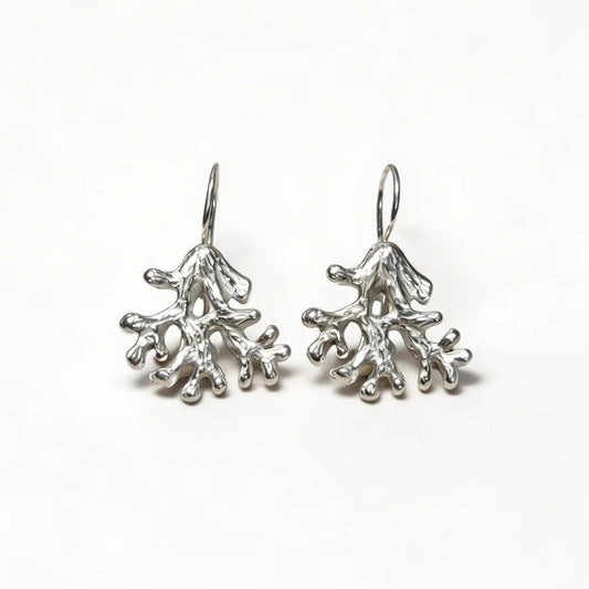 Orecchini piccoli a forma di rametto di corallo in argento 925 lucido, ideali per un look quotidiano elegante