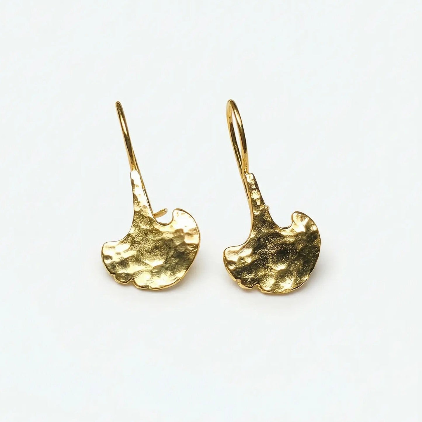 Orecchini handmade in bronzo bagnato oro, forma ginko biloba, vista studio su sfondo bianco