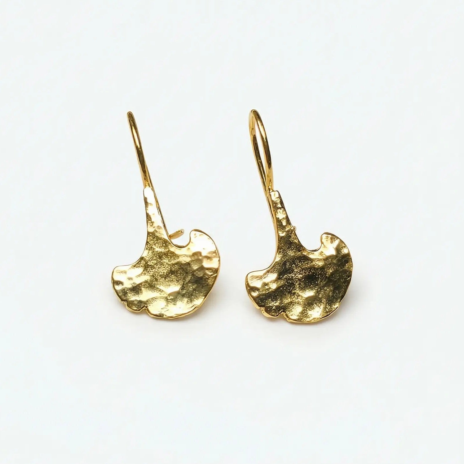 Orecchini handmade in bronzo bagnato oro, forma ginko biloba, vista studio su sfondo bianco