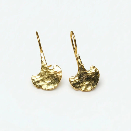 Orecchini handmade in bronzo bagnato oro, forma ginko biloba, vista studio su sfondo bianco